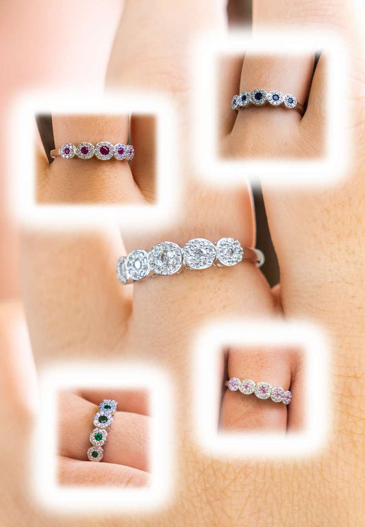 Anello in Argento 925 da Donna modello Veretta a Scalo Magic con Zirconi Centrali di Colore Contornati da Zirconi Bianchi e Gambo con Pavé di Zirconi Bianchi.